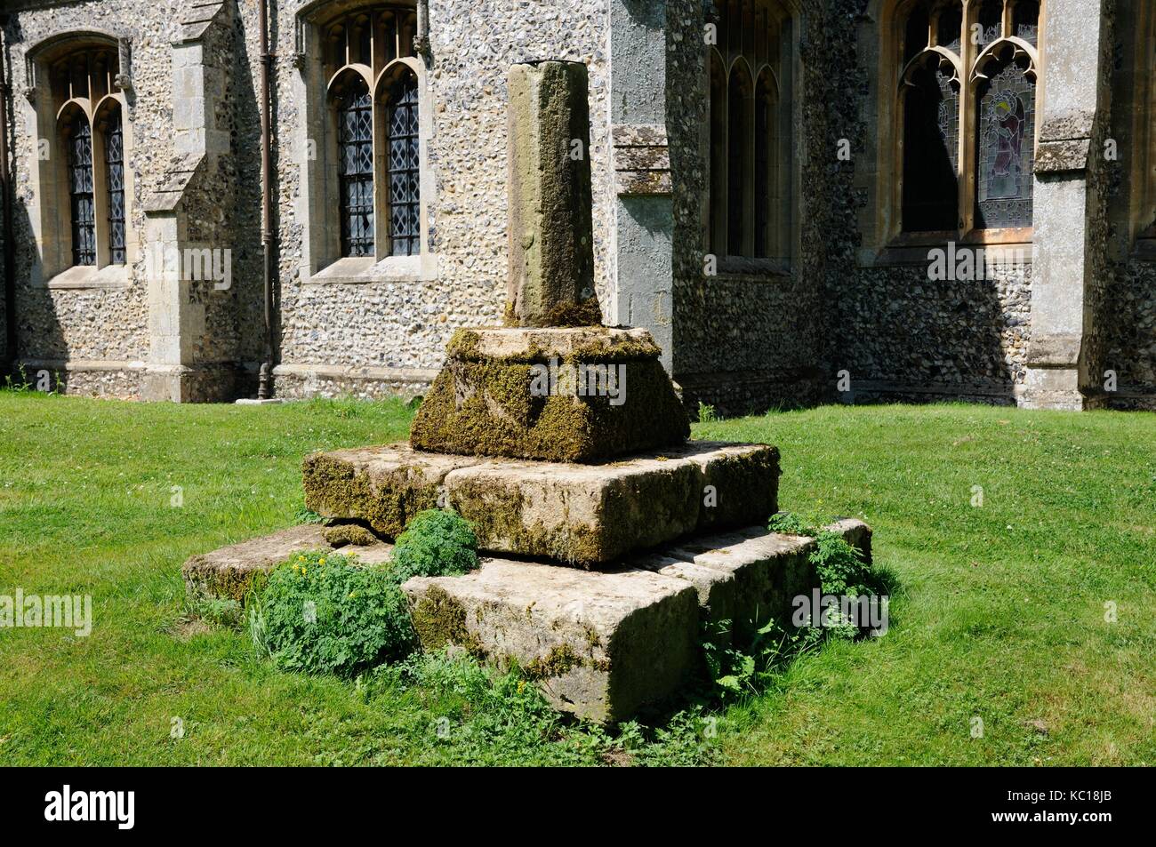 Cross Base in Kirchhof, Kelshall, Hertfordshire. Ein Kreuz fast zweifellos gab es vor vielen Jahrhunderten. Stockfoto