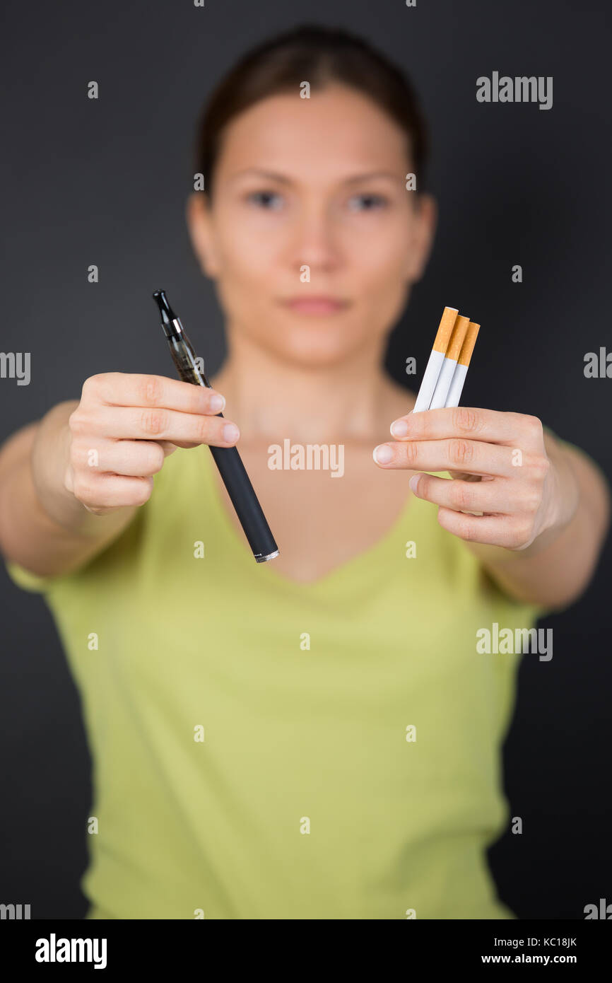 Weibliche Auswahl e-Zigaretten oder Tabak Zigarette Stockfoto