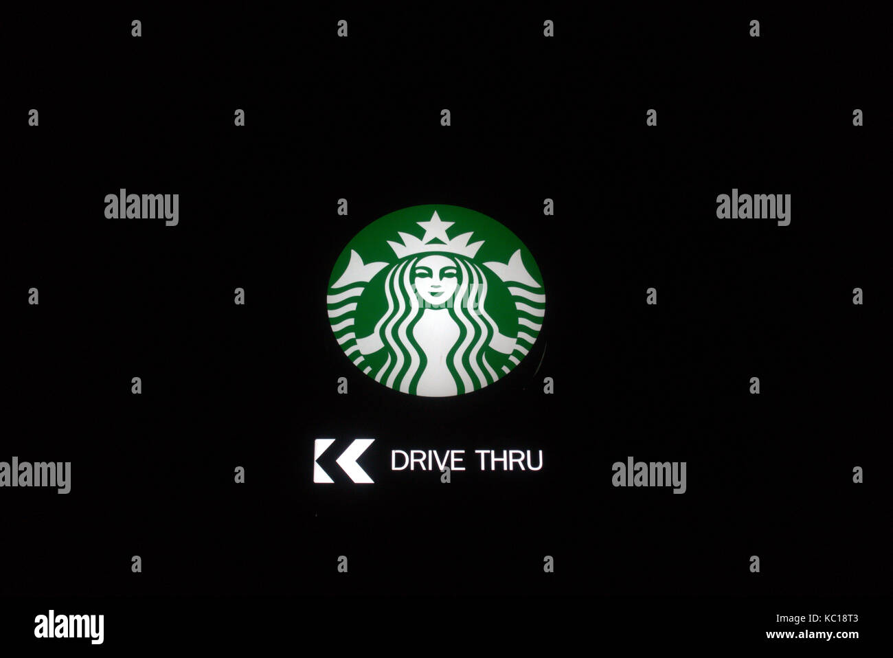 Starbucks Coffee Drive Thru cafe Coffee Shop anmelden bei Nacht nach Einbruch der Dunkelheit Stockfoto