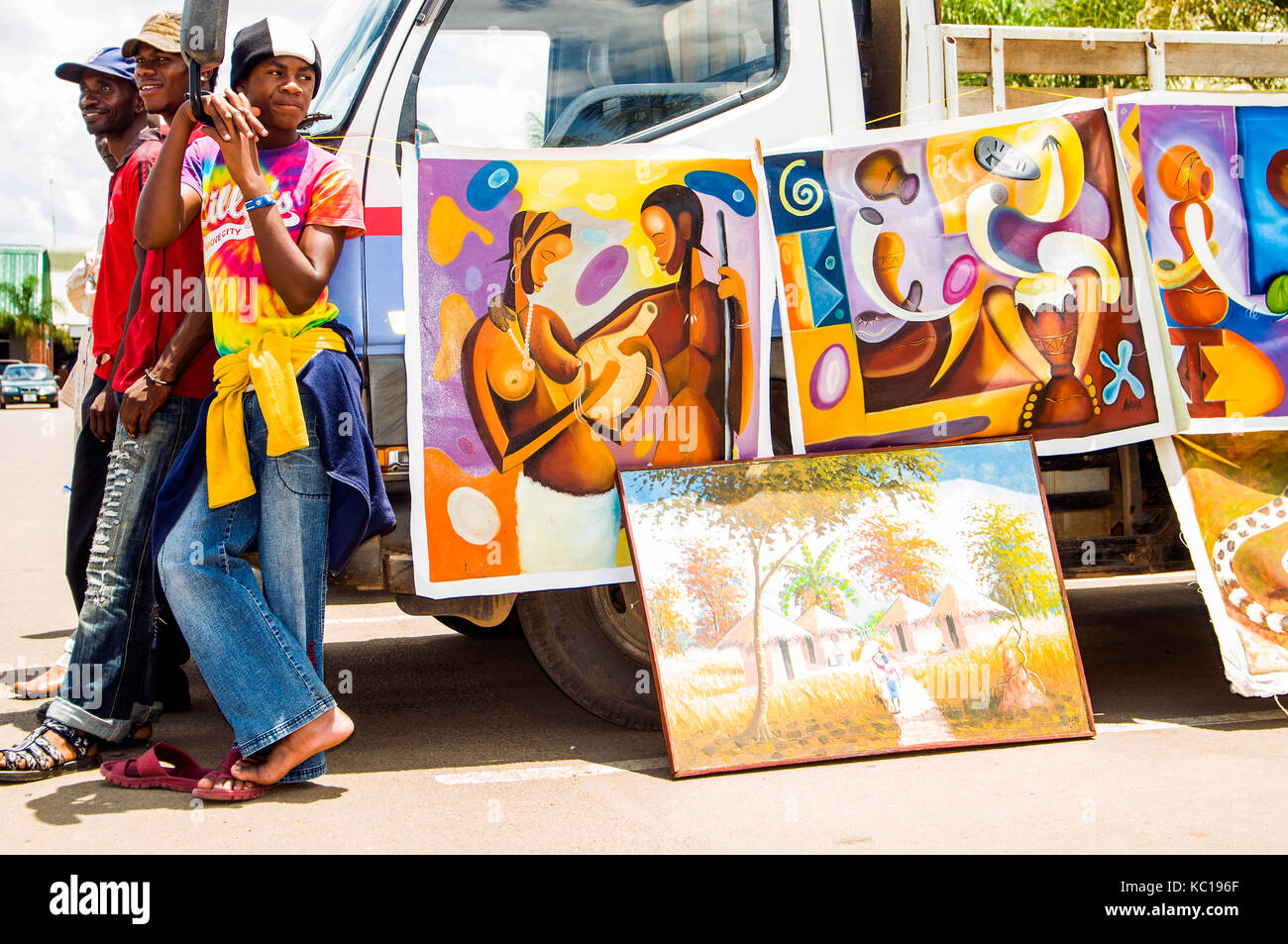 Moderne Kunstwerke zum Verkauf an Arkaden Sonntag Handwerkermarkt, Lusaka Stockfoto