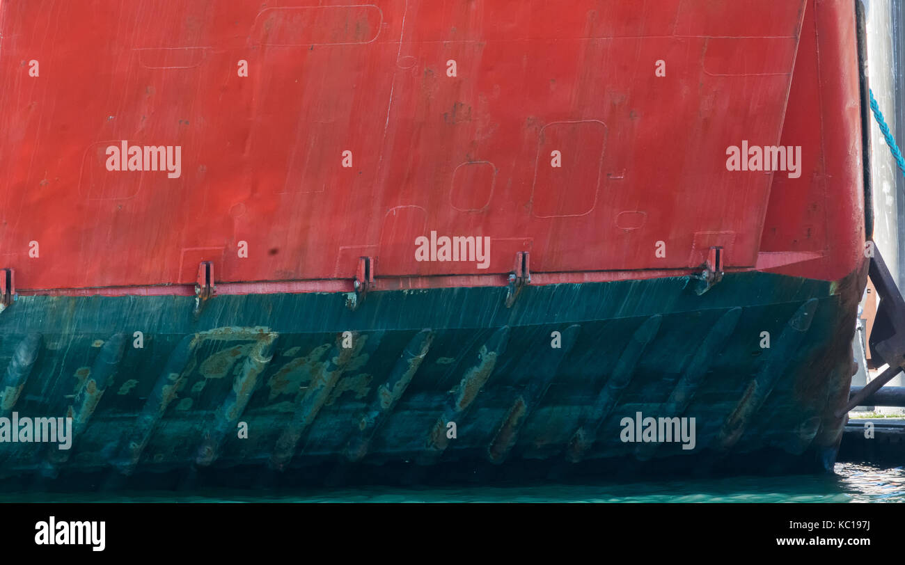 Rostflecken mar die rote und die schwarze Farbe von einem Meer das Schiff Laderampe und unteren Rumpf. Stockfoto