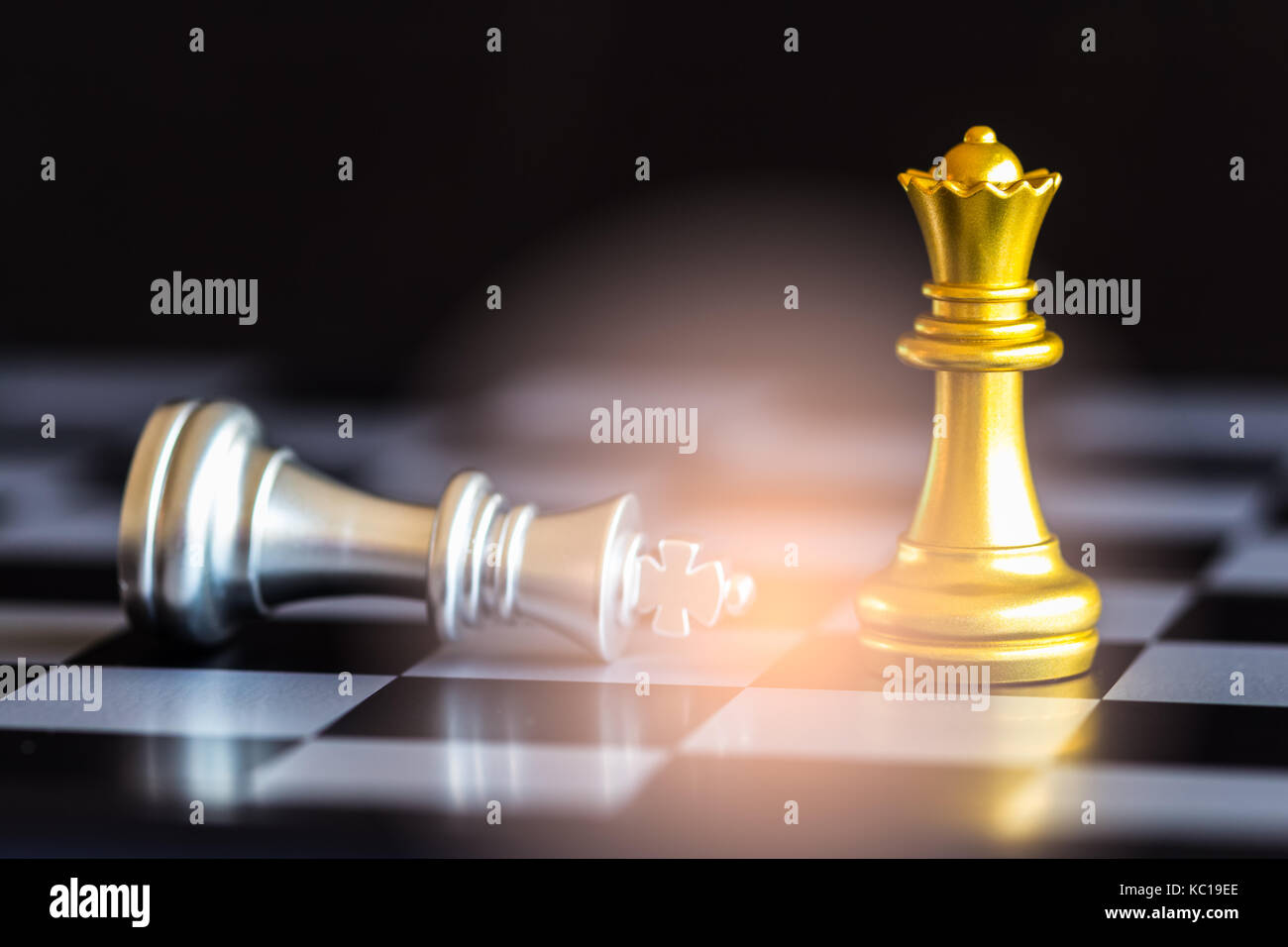 Strategie schach Schlacht Intelligenz Challenge Game am Schachbrett. Der Erfolg der Strategie Konzept. Schach Business Leader und Erfolg Idee. Chess Strategie Stockfoto
