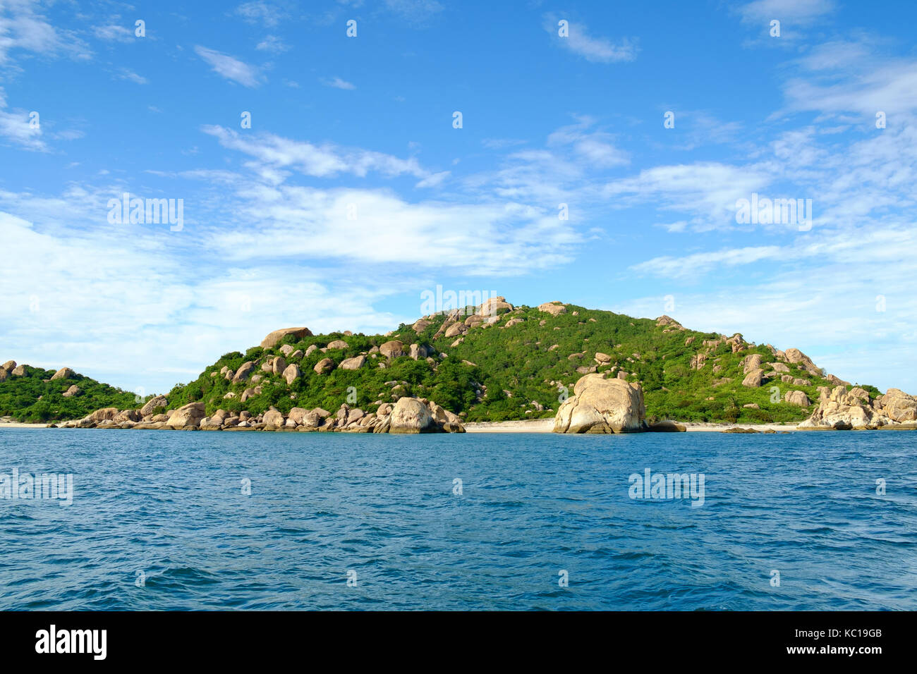 Schöne Inseln in Cam Ranh Bay, Khanh Hoa, Vietnam. Cam Ranh Bay ist ein Deep Water Bay in Vietnam in der Provinz Khanh Hoa Provinz Stockfoto