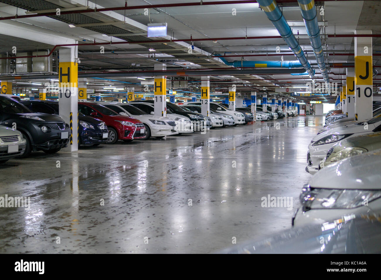 U-Parkplatz der Shopping Mall Gebäude Stockfoto