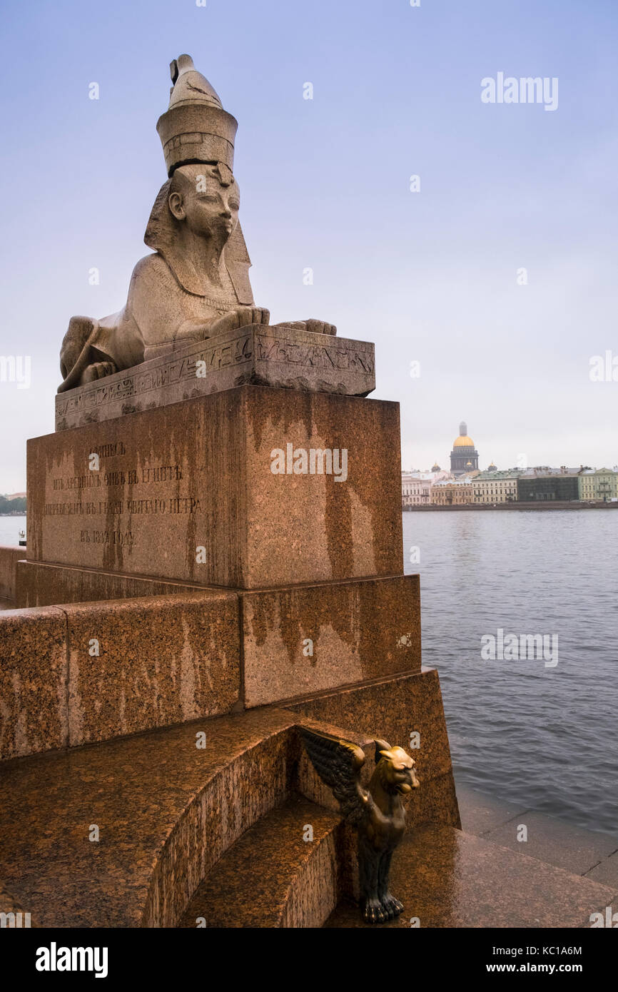 Eine Ägyptische Sphinx durch den Fluss Neva, Universität Embankment, Sankt Petersburg, Russland, mit goldenen Kuppel von St. Isaacs Kathedrale im Hintergrund. Stockfoto