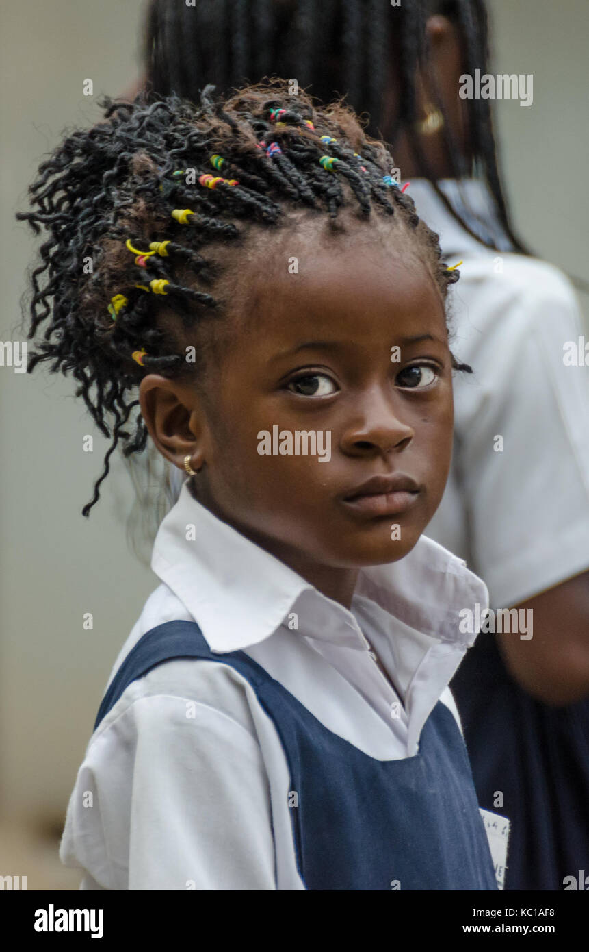 Junge afrikanische Schule Mädchen mit schön verzierter Haar in der Vorschule in matadi, Kongo, Zentralafrika Stockfoto