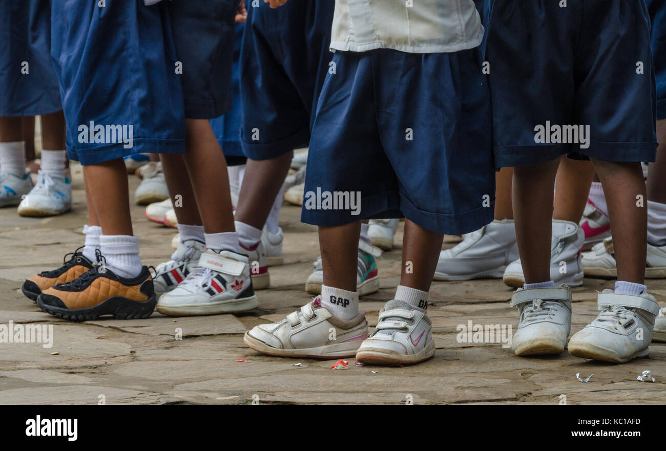 Beine mit Turnschuhen und Schuluniformhose von afrikanischen Vorschulkindern, Matadi, Kongo, Zentralafrika Stockfoto