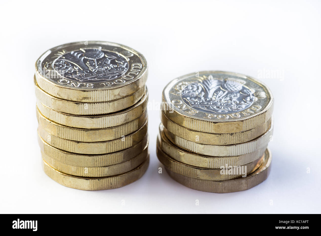 Zwei ungleiche Stapel von 2017 Neue Britische Pfund Münzen Stockfoto