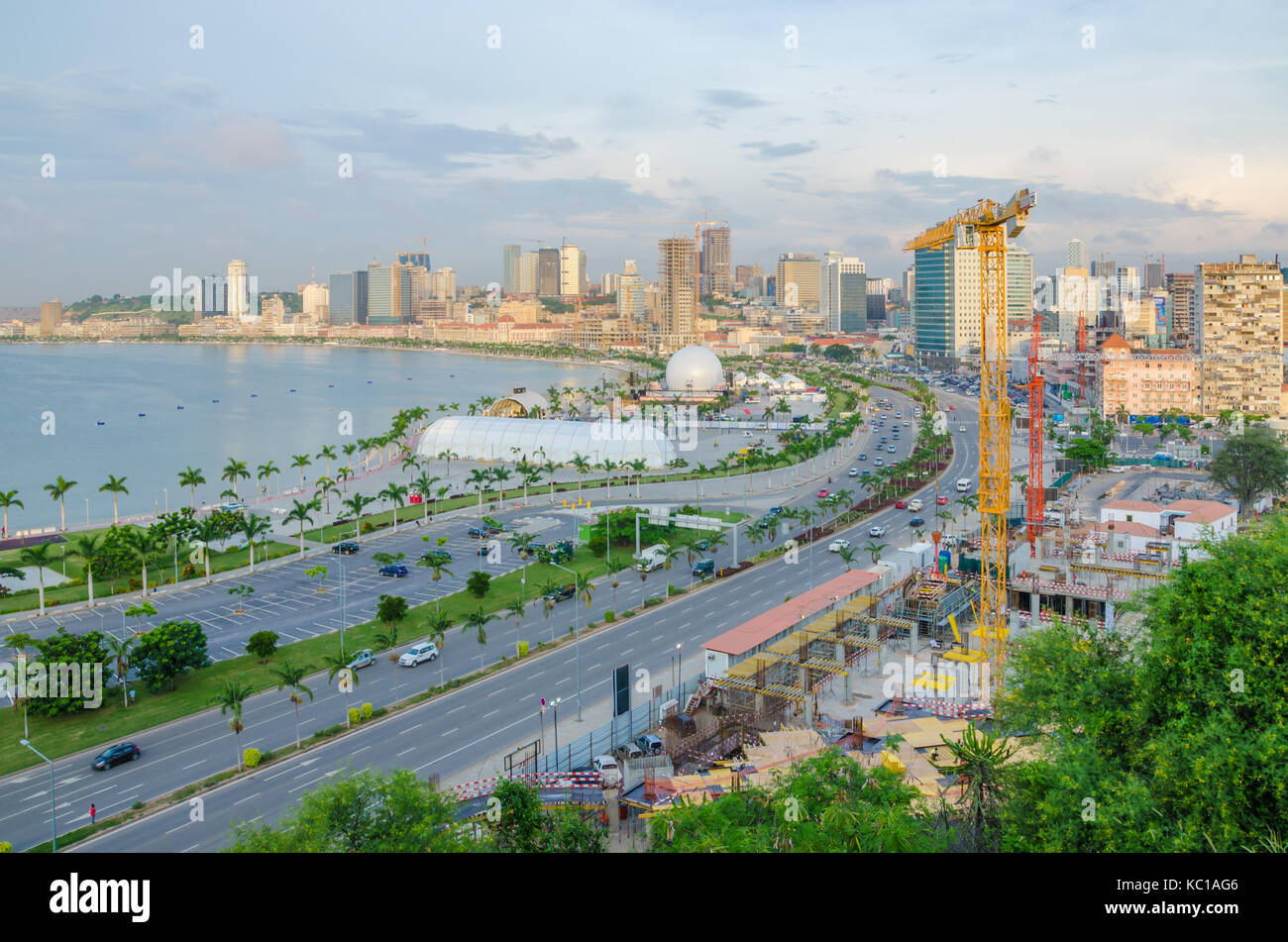 Blick auf die Skyline von Luanda mit Konstruktionen Krane, die Autobahn und die luandan Bay, Angola, Südafrika Stockfoto
