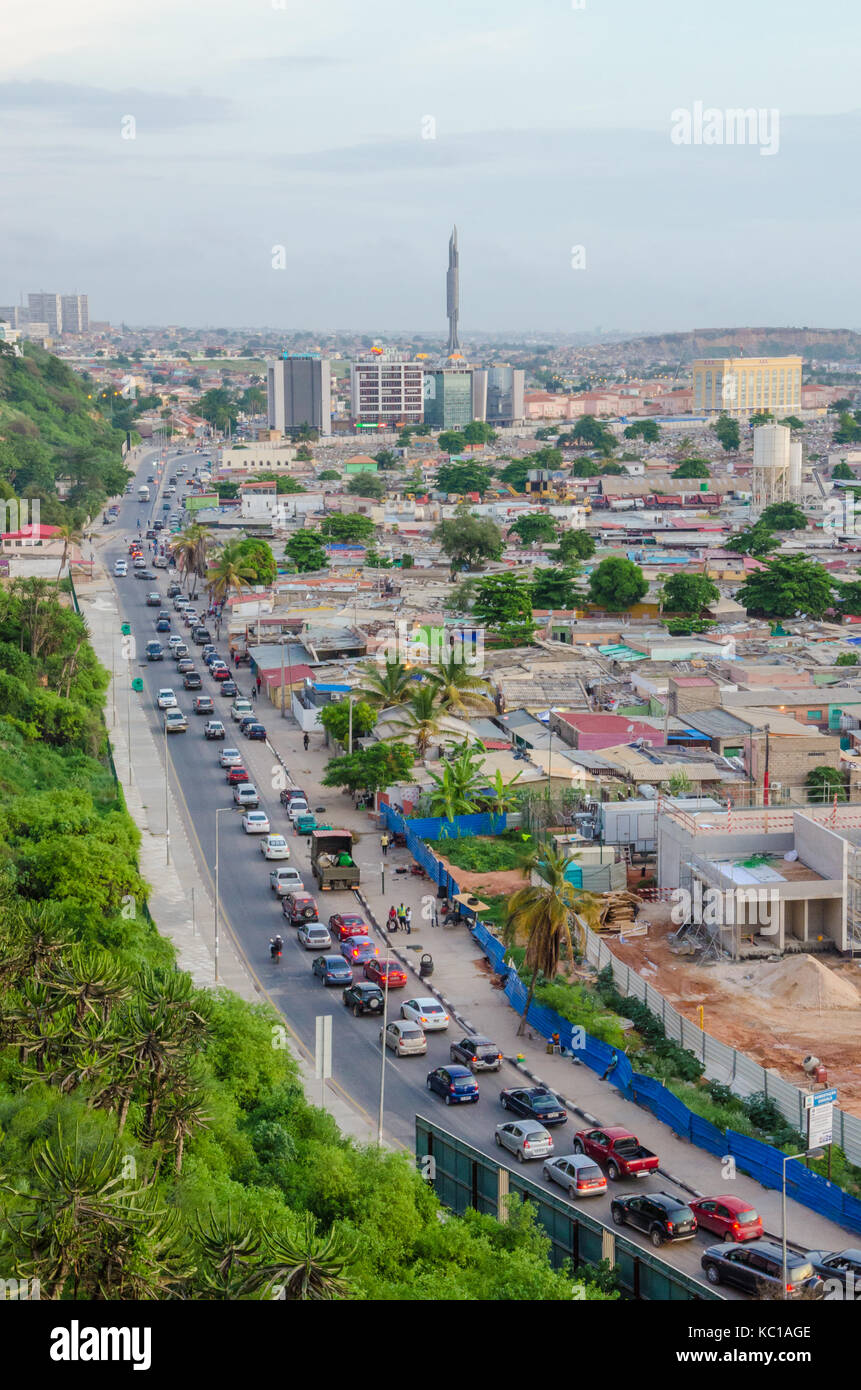 Blick über die Slums von Luanda mit berüchtigten Staus und Mausoleum von Agostinho Neto, Luanda, Angola, Afrika Stockfoto