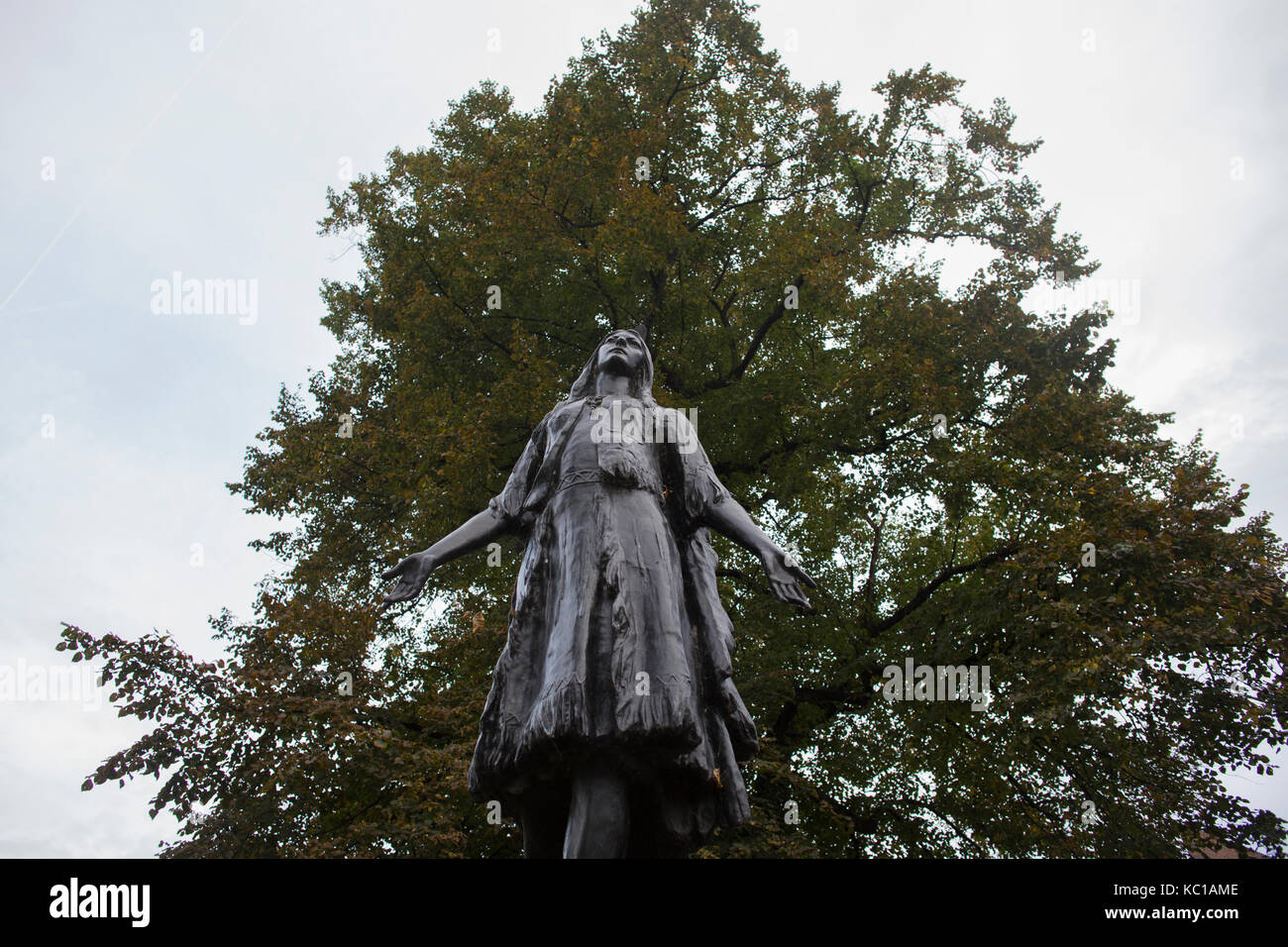 Memorial Statue von Pocahontas in St. George's Kirche in Gravesend, Kent. Stockfoto