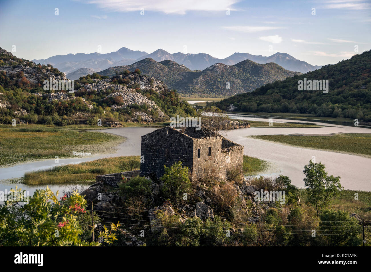 Montenegro - eine einsame vergessen Steinhaus am Ufer des Skutarisee Stockfoto