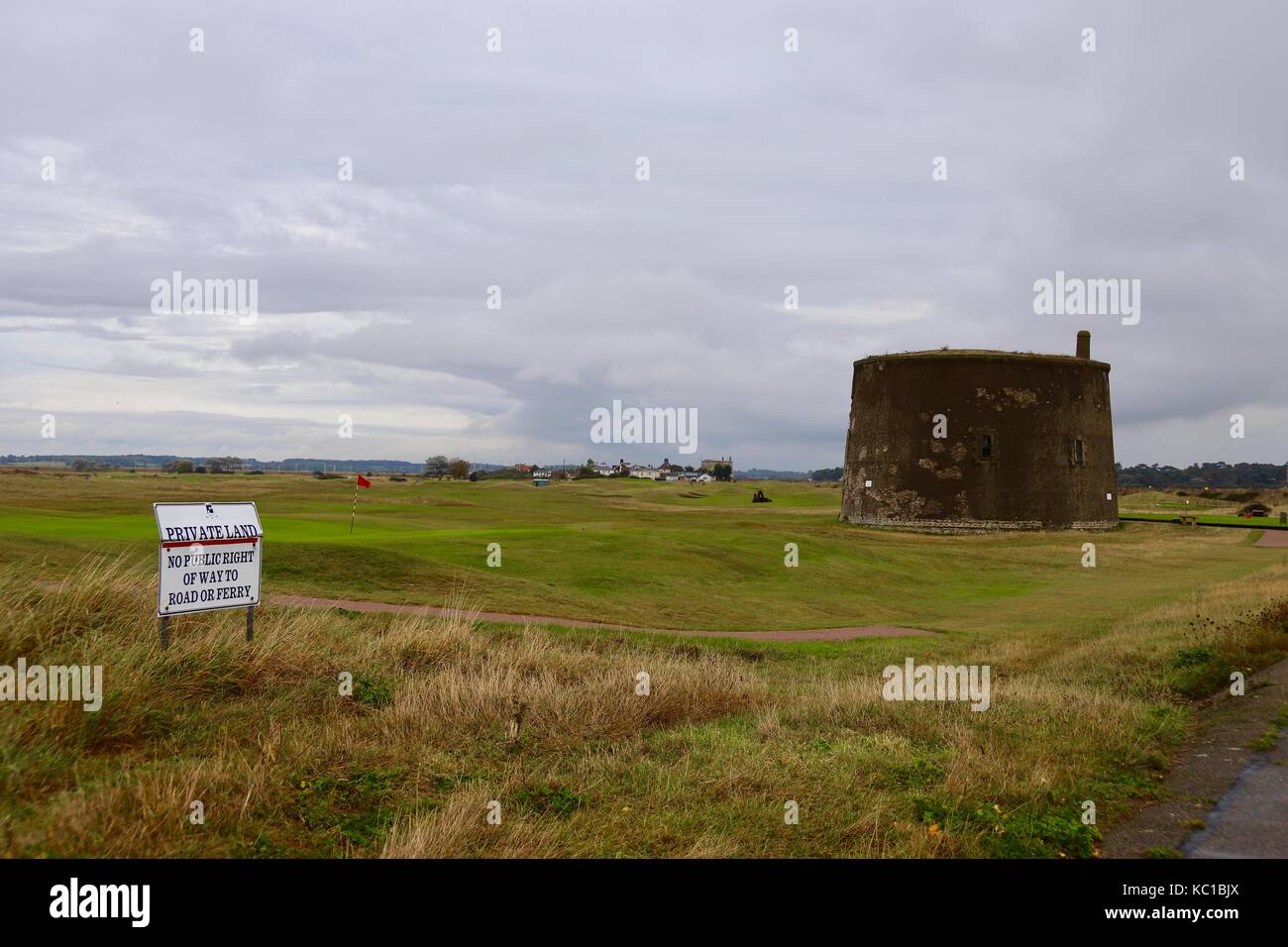 Martello Tower auf dem Golfplatz. Felixstowe Ferry, Suffolk, Großbritannien. Stockfoto