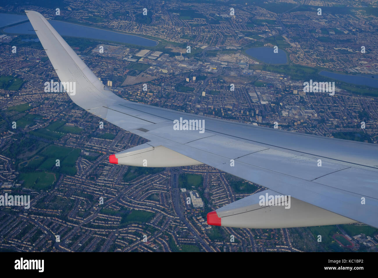 Passagierflugzeug nähert sich der Flughafen Heathrow, London, Vereinigtes Königreich Stockfoto