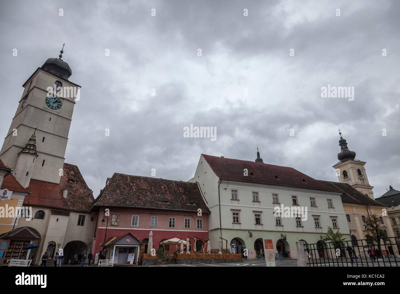 SIBIU, Rumänien vom 22. SEPTEMBER 2017: Obere Stadt Sibiu in Siebenbürgen, während einem bewölkten Nachmittag in einer mittelalterlichen Straße der Stadt. Der Rat Turm Stockfoto