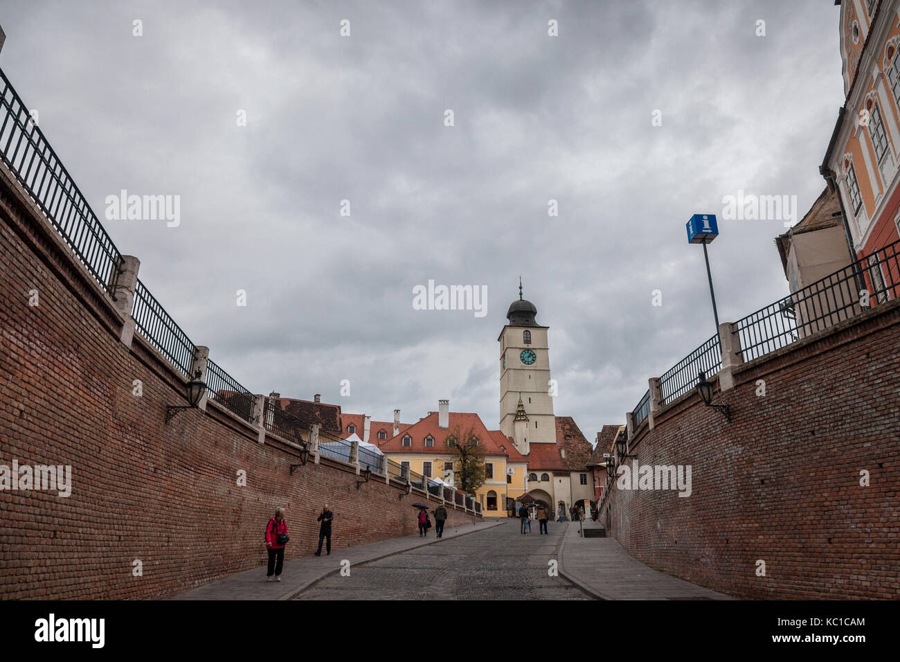 SIBIU, Rumänien vom 22. SEPTEMBER 2017: Obere Stadt Sibiu in Siebenbürgen, während einem bewölkten Nachmittag in einer mittelalterlichen Straße der Stadt. Der Rat Turm Stockfoto