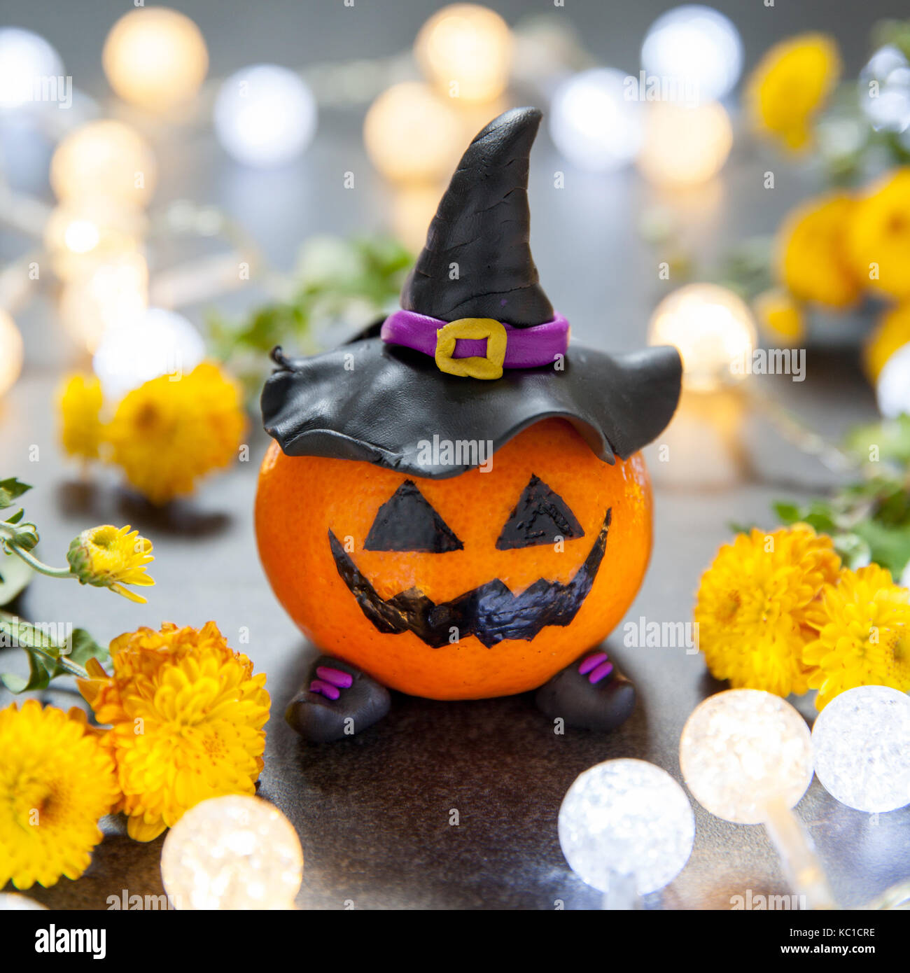 Halloween Kürbis Mandarine mit schwarzen Hexen Hut Stockfoto