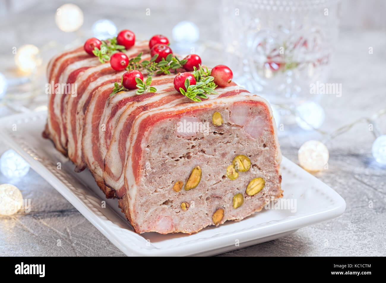 Terrine mit Hackfleisch, Schinken und Pistazien für Weihnachten Stockfoto