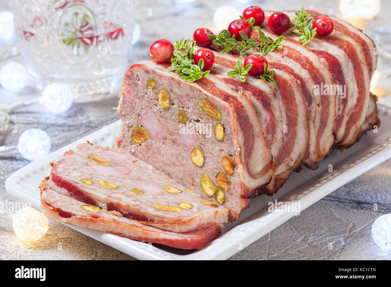 Terrine mit Hackfleisch, Schinken und Pistazien für Weihnachten Stockfoto