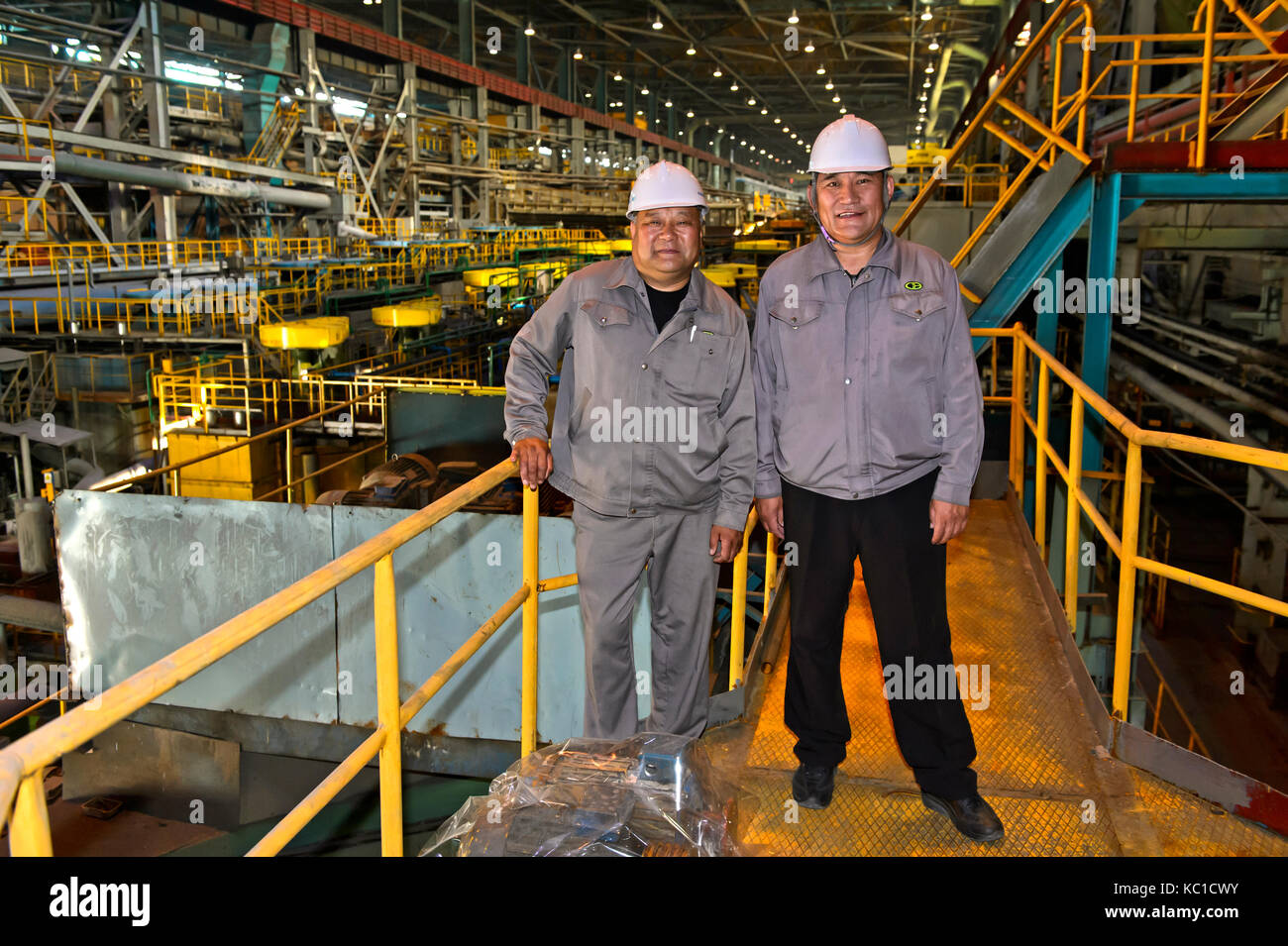 Zwei Ingenieure in einer Fabrikhalle für die Gewinnung von Kupfer aus dem Erz, Erdenet Mining Corporation EMC, Erdenet Kupfermine, Erdenet, Mongolei Stockfoto