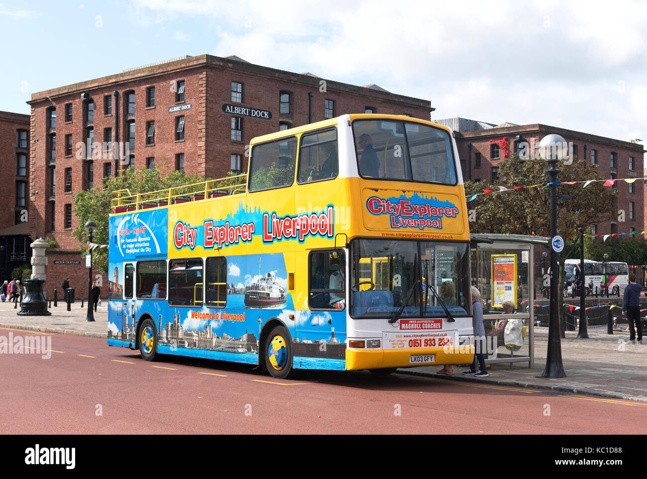 Ein Tourist sightseeing tour bus am Albert Dock in Liverpool, England, Großbritannien, Großbritannien. Stockfoto