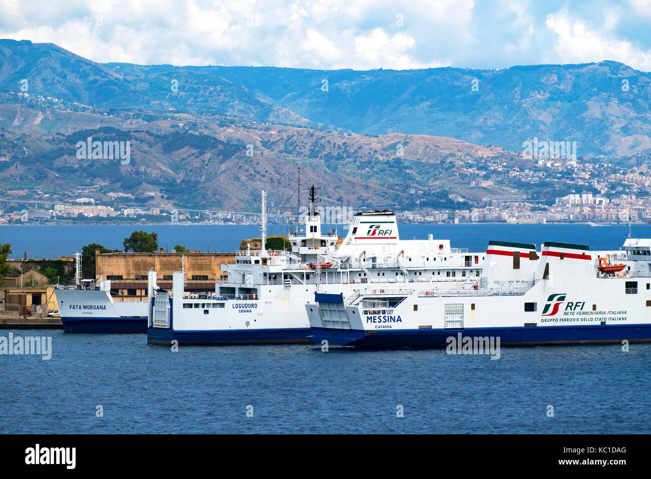 Fähren im Hafen von Messina, Sizilien, den Hintergrund Land ist Kalabrien im Süden Italiens. Stockfoto