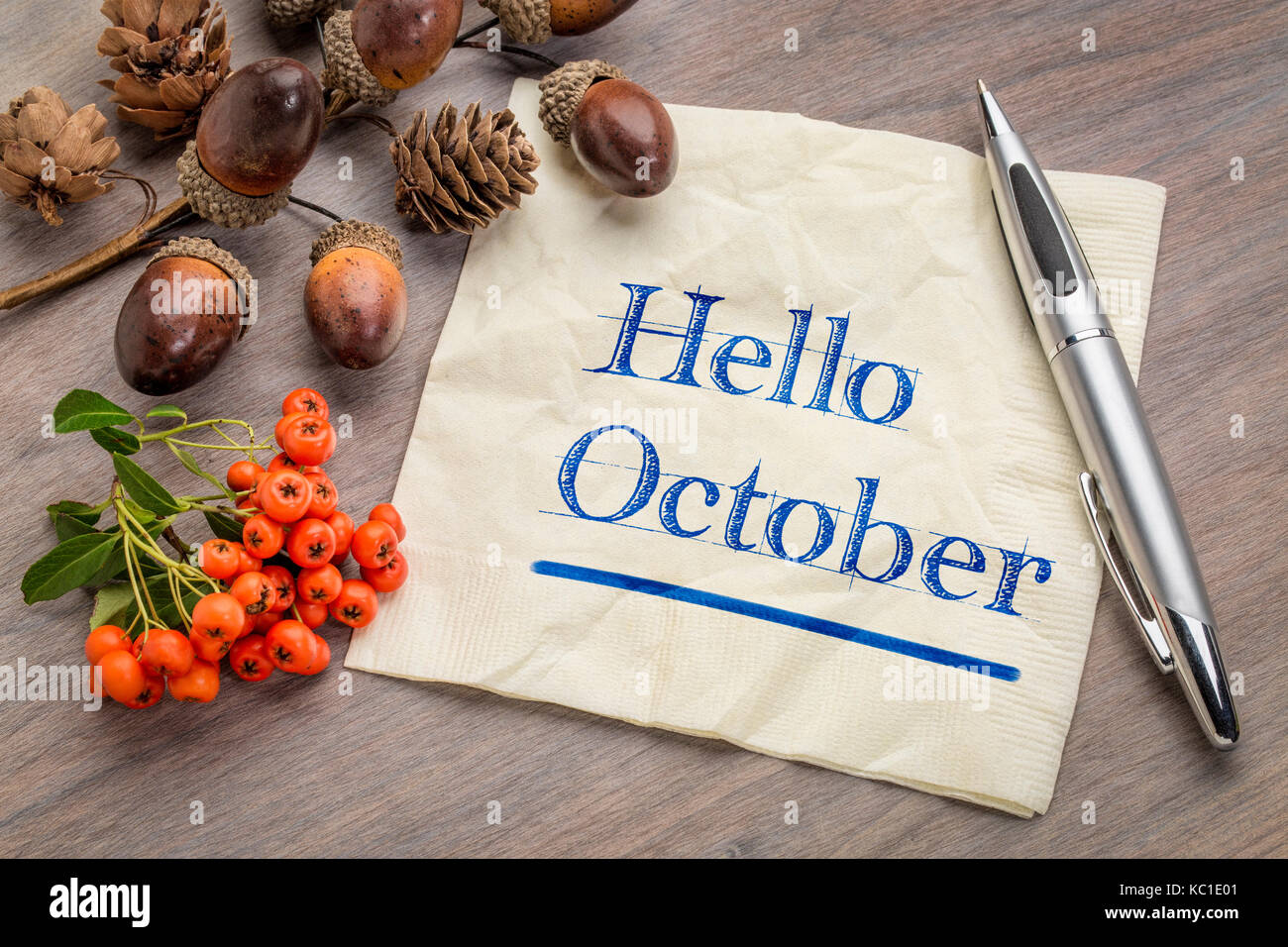 Hallo Oktober Handschrift auf eine Serviette mit Konus, Eichel und firethorn Saison Dekoration Stockfoto