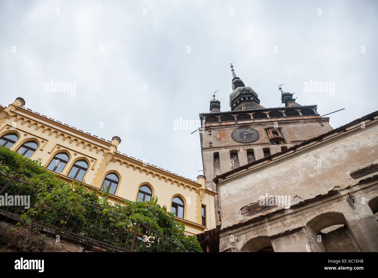 Sighisoara Clock Tower (Turnul cu Ceas) während eine trübe Herbst am Nachmittag. Es ist der Haupteingang von Sighisoara Burg, in Rumänien, der Geburtsort von Vlad T Stockfoto