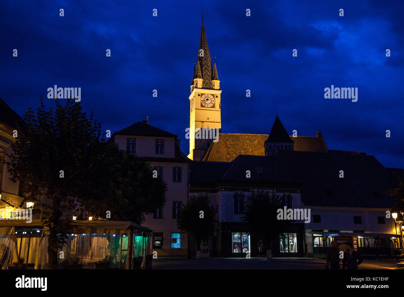 MEDIAS, Rumänien - 22. SEPTEMBER 2017: Saint Margaret (Sf. Margareta) Kirche am Abend vom Hauptplatz von Medias, einer der wichtigsten Städte gesehen Stockfoto