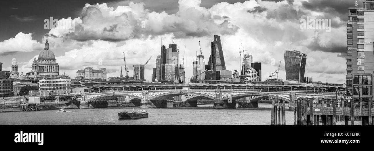 Panoramablick über den Fluss Themse und Blackfriars Bridge in Richtung der Stadt London mit ikonischen historischen und modernen Gebäuden und St Paul's Cathedral Stockfoto