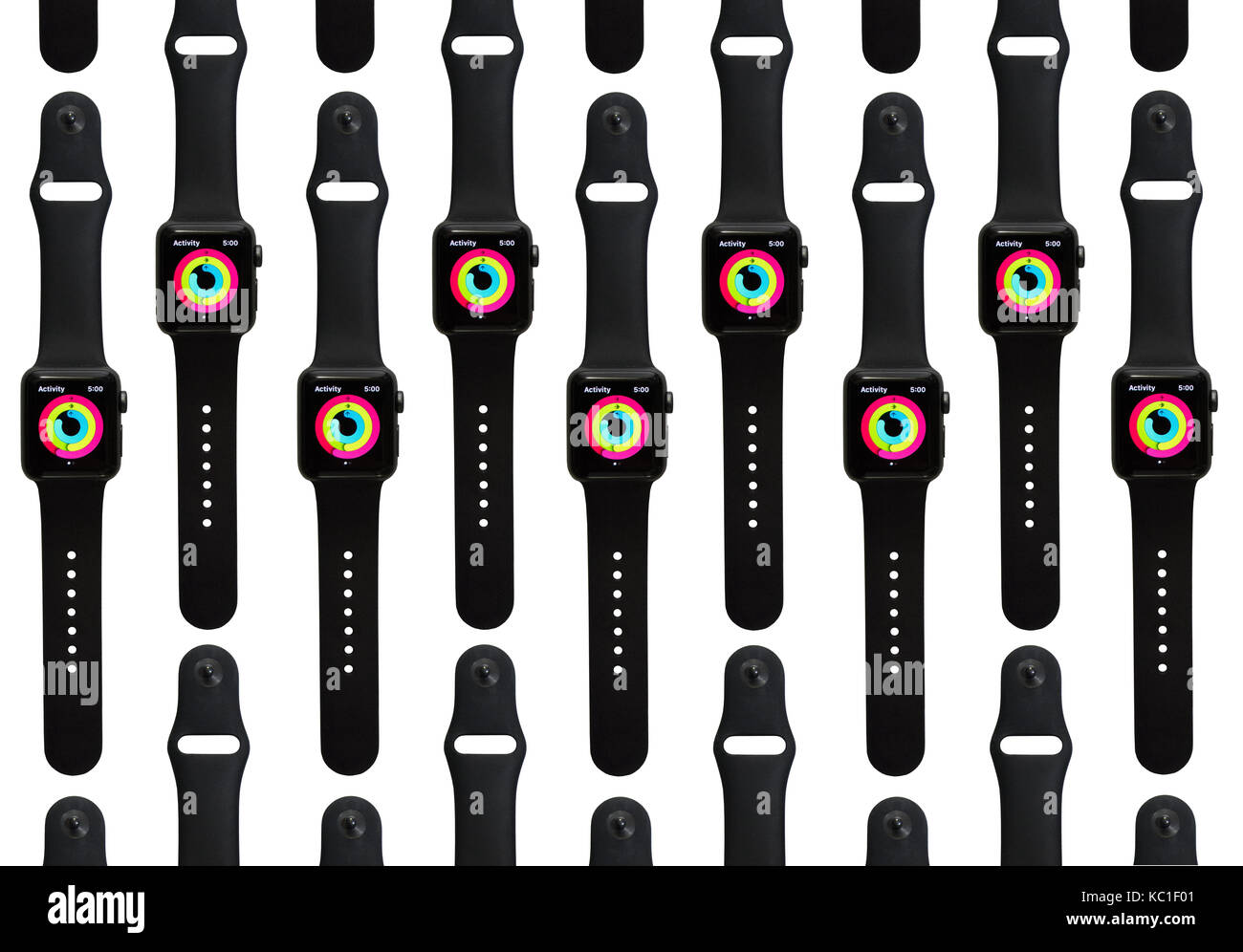 Die Zeilen mit den Apple Watch Serie 2 (38 mm mit grauem Aluminium mit schwarzer Sport Band), in der die bunten Ringe der Aktivität, Fitness tracker App. Stockfoto