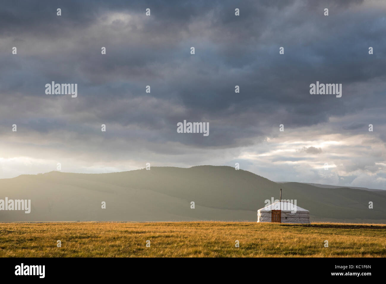 Mongolische Jurte in einer Landschaft im Norden der Mongolei Stockfoto