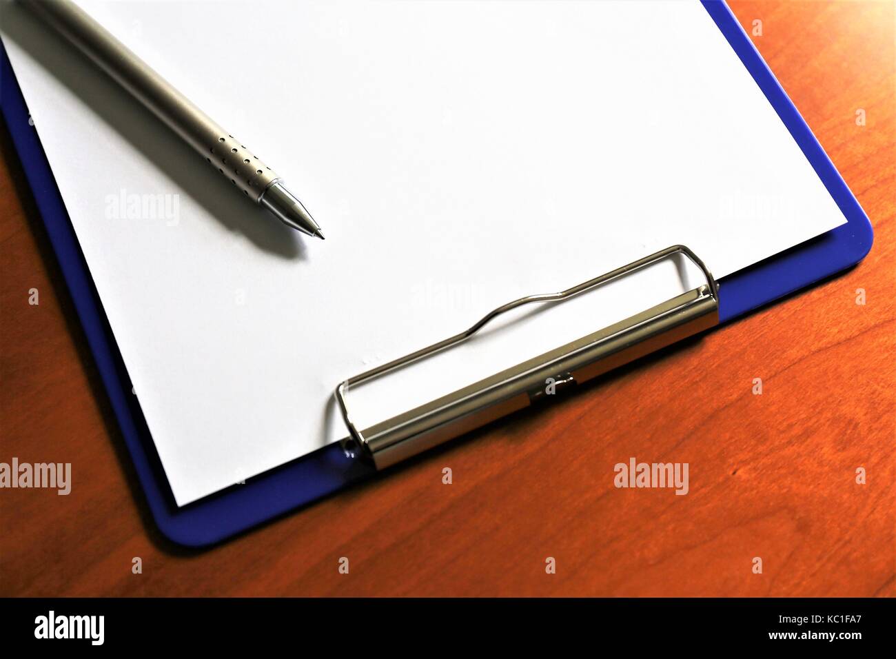 Ein Bild von einer Zwischenablage mit Papier und einen Stift Stockfoto