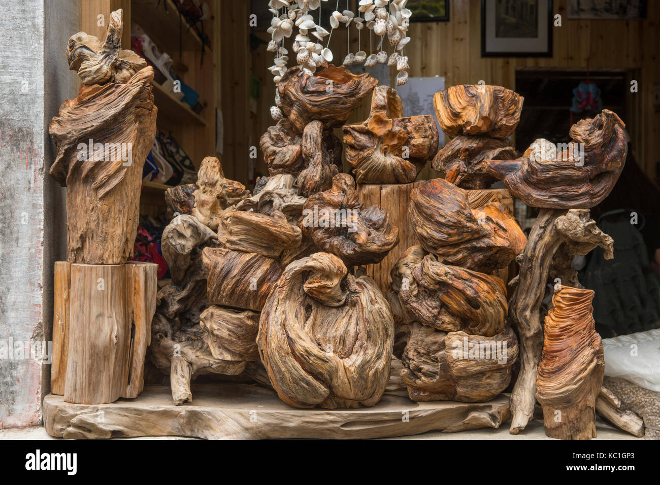 Natürliche knorrige Holz Stücke auf Verkauf, xidi, huangshan, China Stockfoto