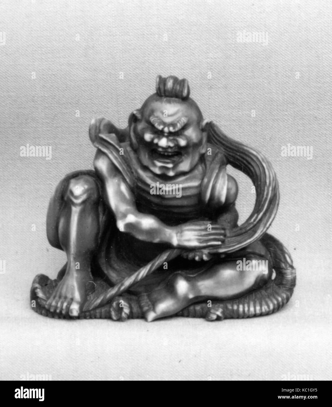 Netsuke eines Dämons, 19. Jahrhundert, Japan, Elfenbein, H.1 5/8 in. (4,1 cm); W. 1 3/4 in. (4,4 cm); D.1. (2,5 cm), Netsuke Stockfoto