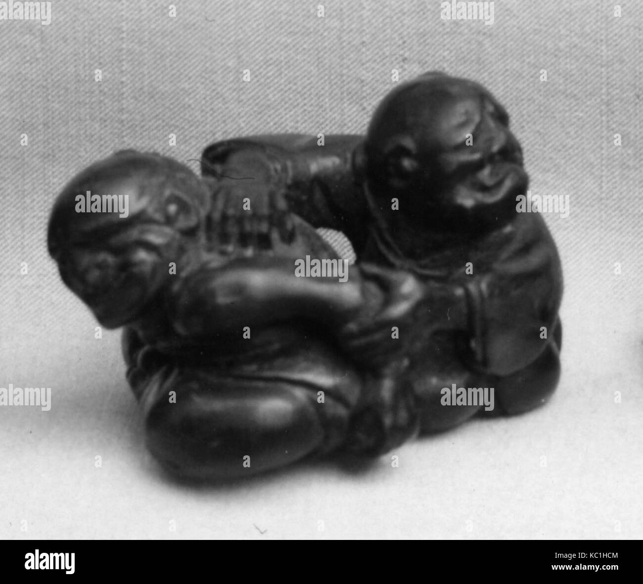 Netsuke von zwei Figuren, 19. Jahrhundert, Japan, Holz, H.1 1/8 in. (2,9 cm); W. 1 5/8 in. (4.1 cm), Netsuke Stockfoto