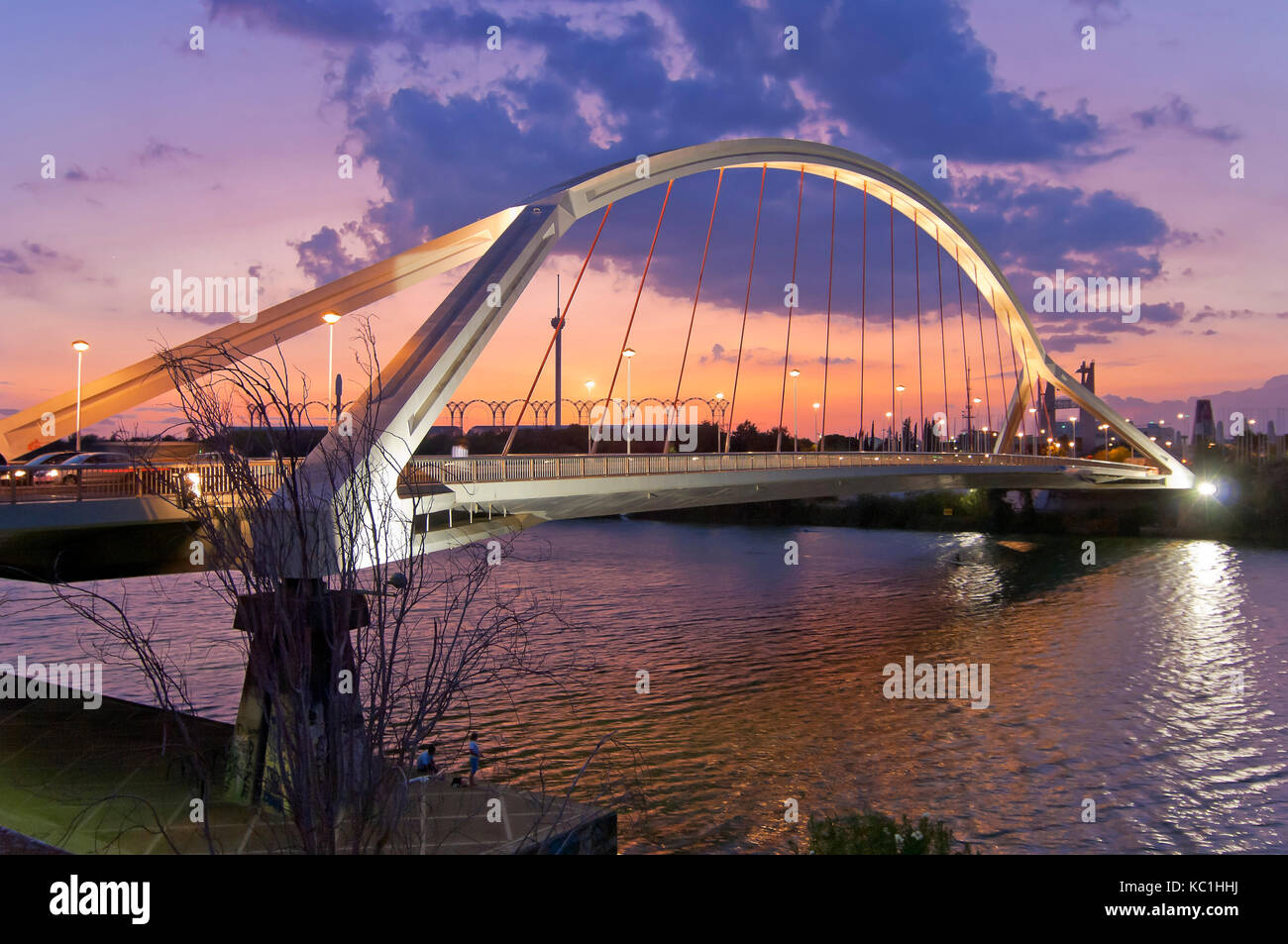 Barqueta Brücke und Fluss Guadalquivir bei Dämmerung, Sevilla, Andalusien, Spanien, Europa Stockfoto