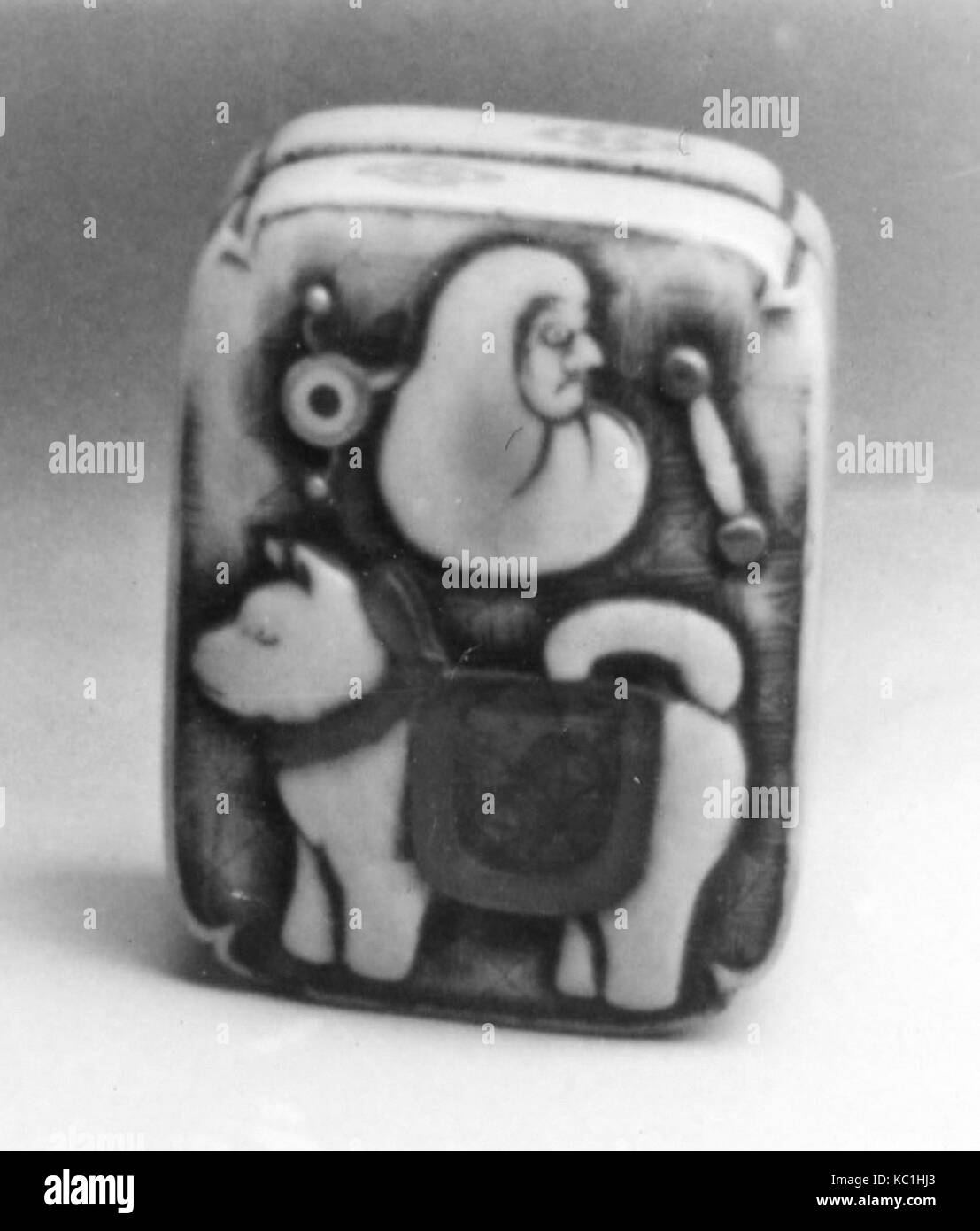 Netsuke der Box mit Kinderspielzeug aus dem 19. Jahrhundert, Japan, Elfenbein; Intarsien; Hako Stil, H.1 3/8 in. (3,5 cm); W. 1. (2,5 cm Stockfoto