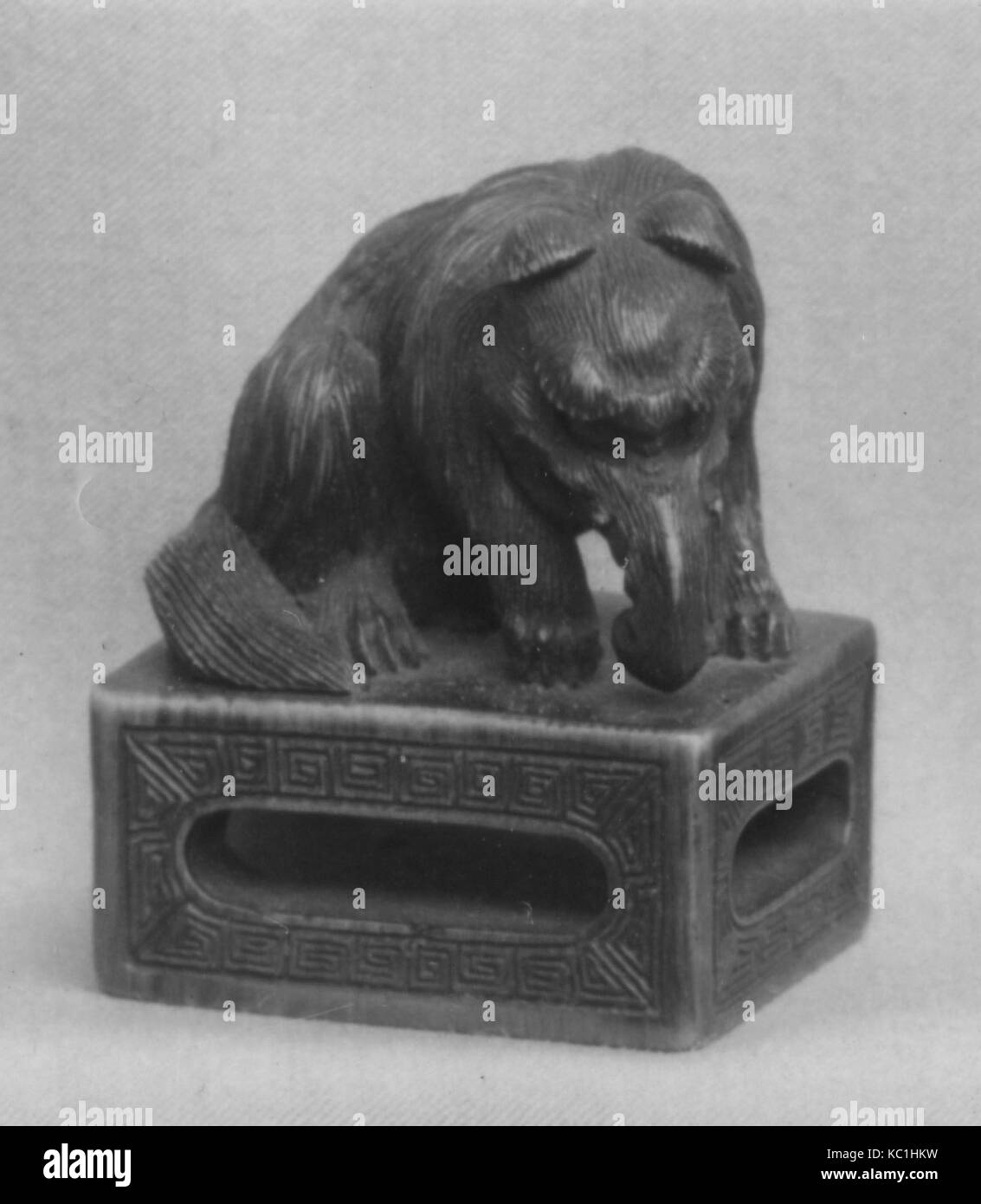 Netsuke von Elefanten auf eine Dichtung, 18. Jahrhundert, Japan, Elfenbein, H.1 1/4 in. (3,2 cm); W. 1 1/8 in. (2,9 cm); D. 7/8 in. (2.2 cm Stockfoto