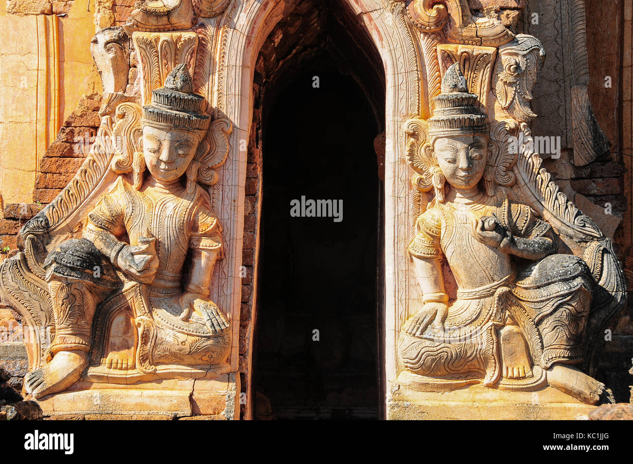 Die geschnitzten Figuren vor der Stupa in Nyaung Ohak Pagode, Indein, Inle See Stockfoto