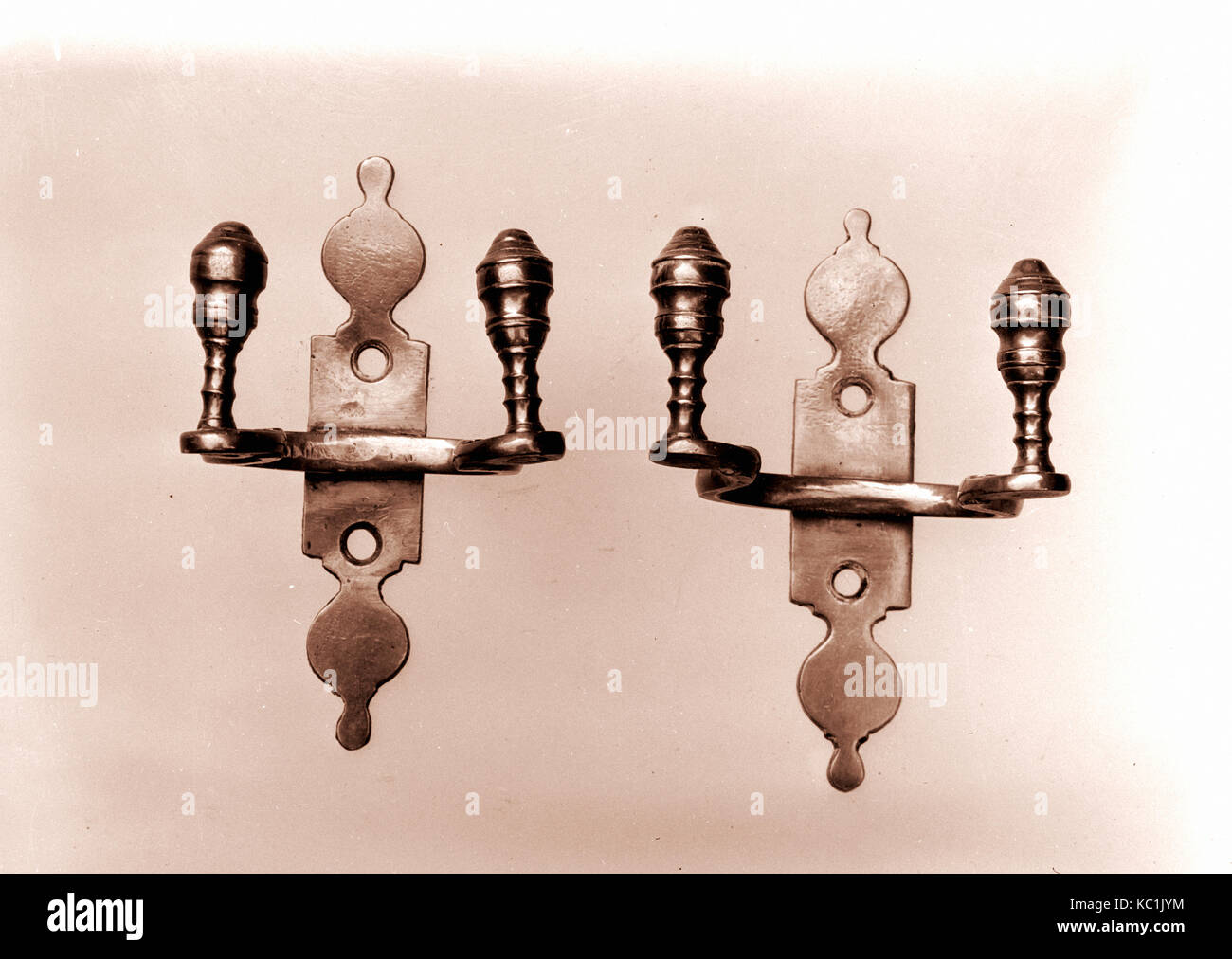 Pfosten, Haken, 1800 - 1830, Messing, 4 3/8 x 2 15/16 in. (11,1 x 7,5 cm), Metall Stockfoto