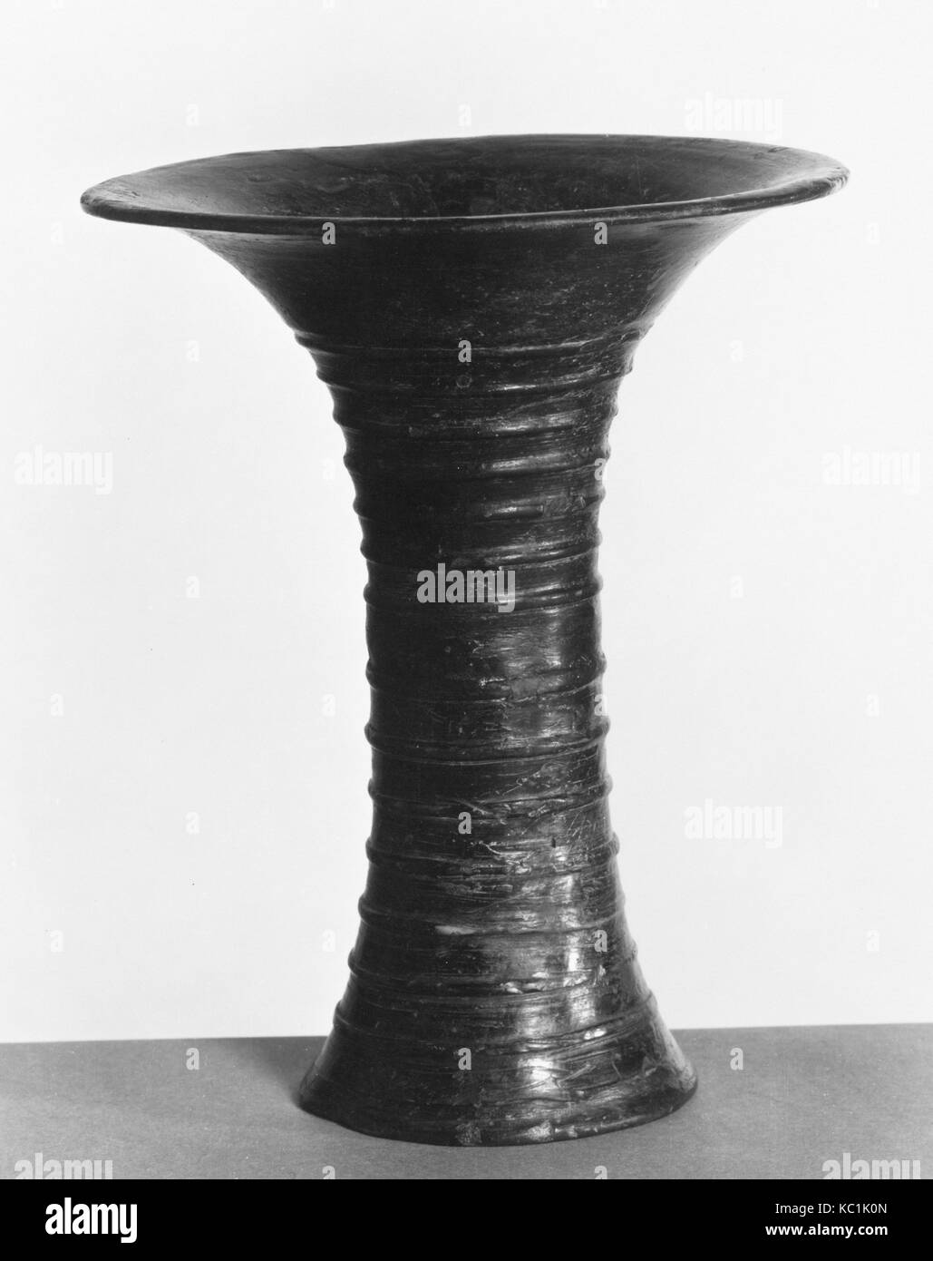 Becher (Hu), Jungsteinzeit, China, Keramik, H.7 5/16 in. (18,6 cm); Durchm. (Oben), 5 7/8 in. (14,9 cm), Keramik Stockfoto