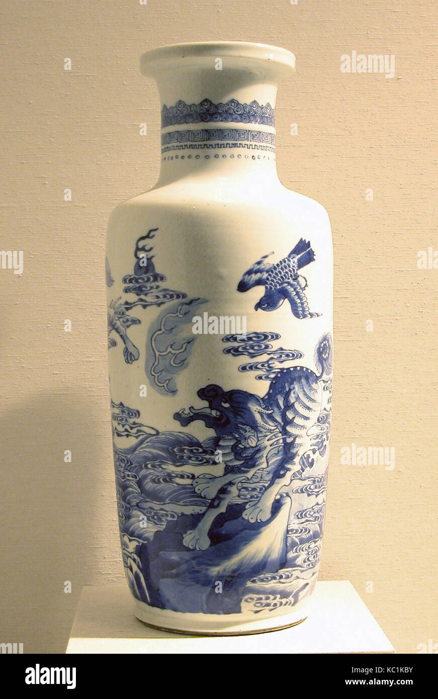 Vase mit Fabelwesen jagen Pearl, Anfang des 18. Jahrhunderts Stockfoto