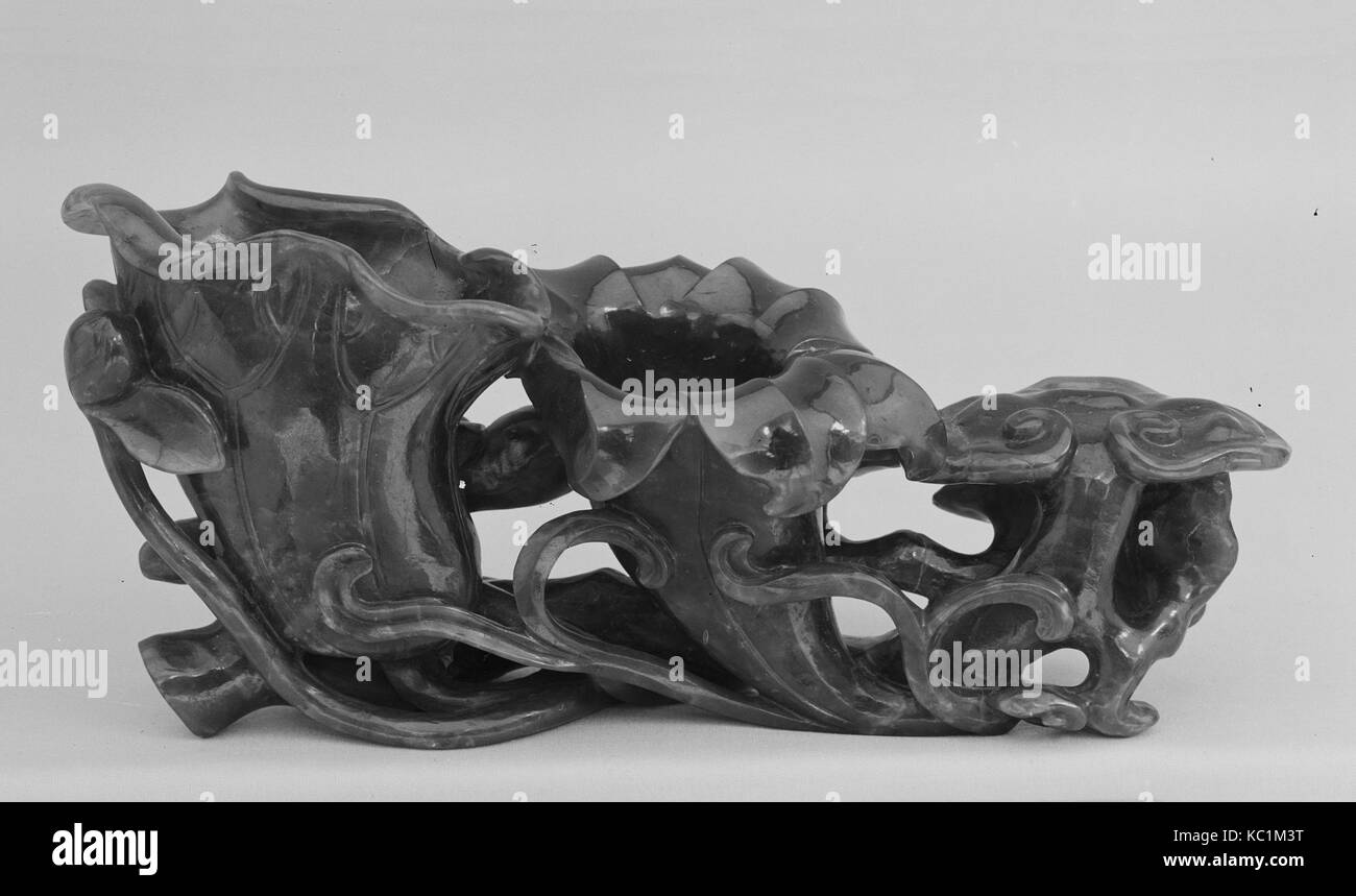 Vase Ming Dynastie (1368 - 1644), China, Nephrit, dunklen lichtdurchlässigen Algen grün, H. 8 1/2 in. (21,6 cm); W. 18 3/16 in. Stockfoto
