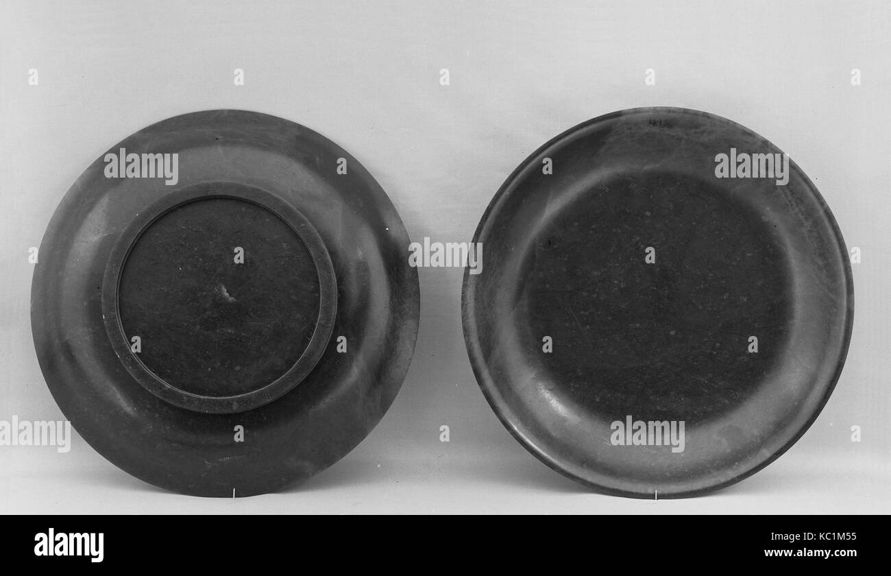 Teller, Ming Dynastie (1368 - 1644), China, Nephrit, dunkle Algen grün mit veinings der helleren Farbton und eine Färbung von Braun auf Stockfoto