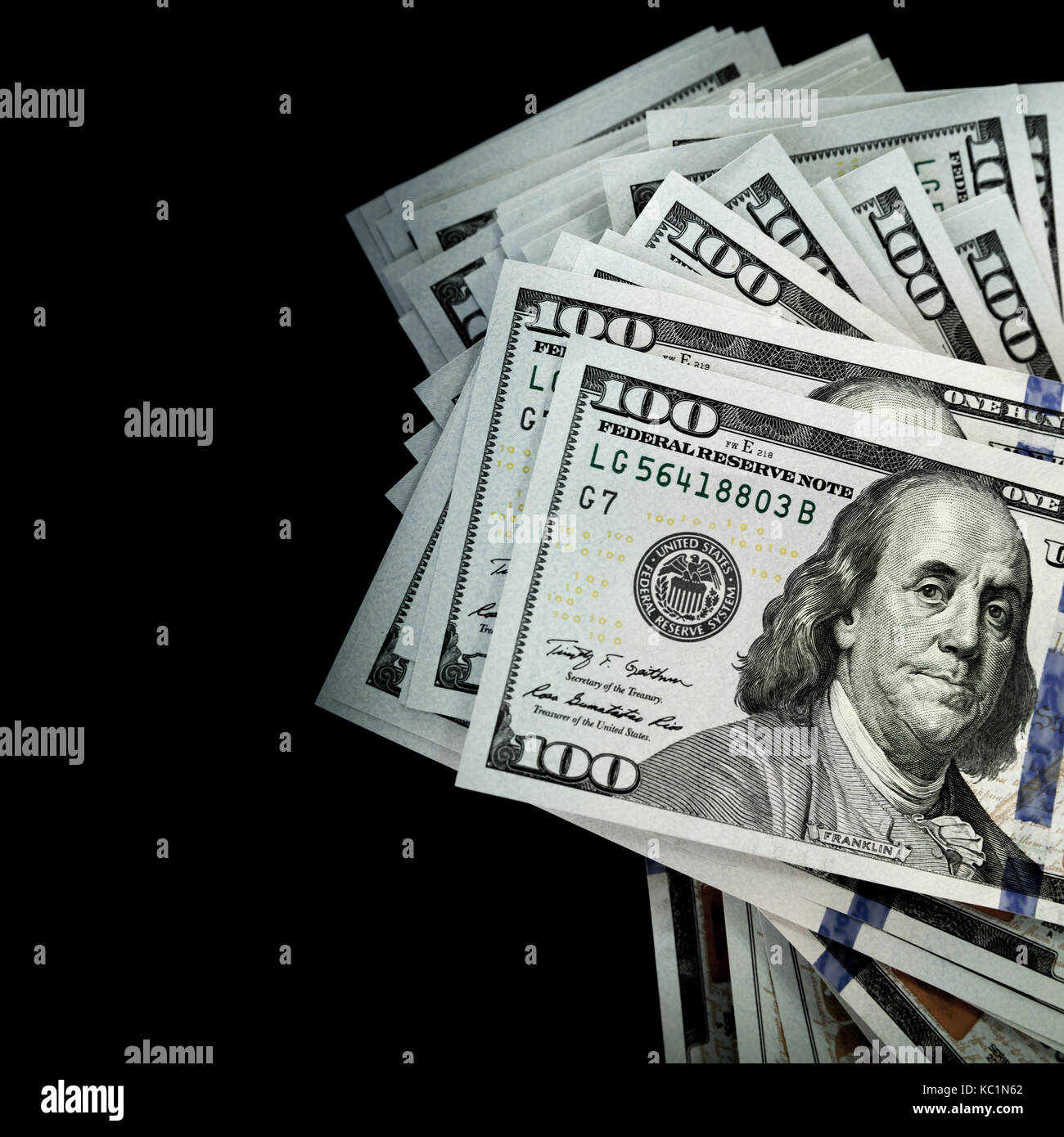 United offizielle Währung, Bündel von einhundert Dollar isoliert auf schwarzen Hintergrund, Quadrat Foto Stockfoto