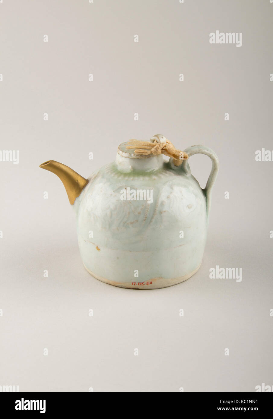 Flasche und Deckel, Goryeo Dynastie (918 - 1392), China (?), Ton, H.5. (12,7 cm), Keramik Stockfoto