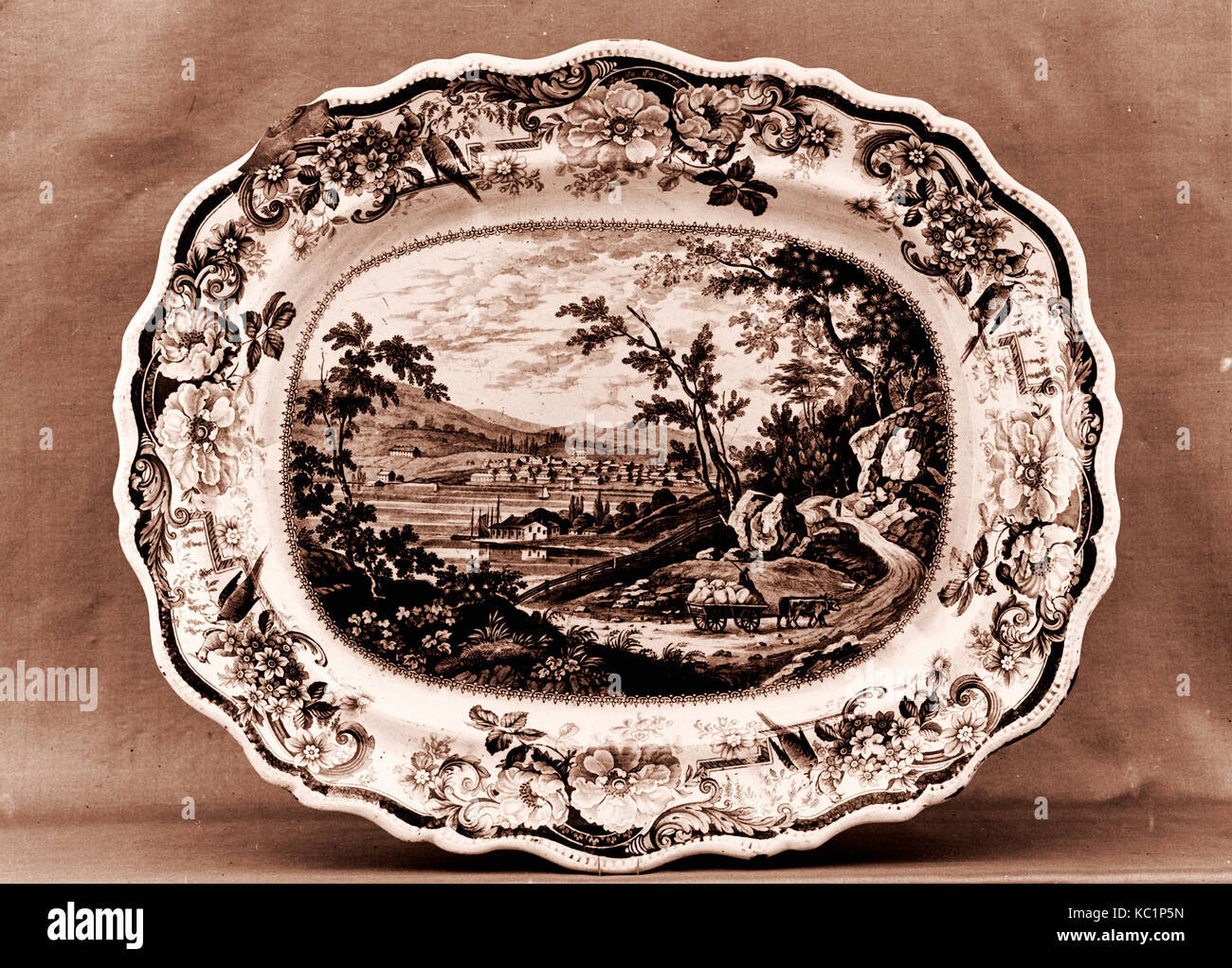 Platter, Ca. 1825-ca. 1834, in Staffordshire, Stoke-on-Trent, England, Britische (US-Markt), Steingut Stockfoto