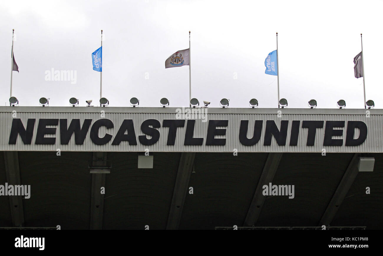 Flaggen HALBMAST IN ERINNERUNG AN F Newcastle United FC V LIVERPOO ST JAMES PARK Newcastle, England, 01. Oktober 2017 Stockfoto
