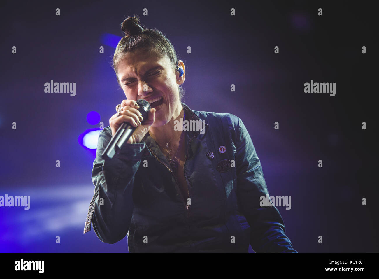 Torino, Italien. 01 Okt, 2017. Torino, 2017, Sep 30th: Die italienische Singer/Song-writer Elisa live auf der Bühne des Officine Grandi Riparazioni Credit: Alessandro Bosio/Alamy leben Nachrichten Stockfoto